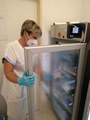 Práci s transfuzními přípravky usnadňuje v Nemocnici AGEL Říčany nová speciální lednice určena na jejich skladování