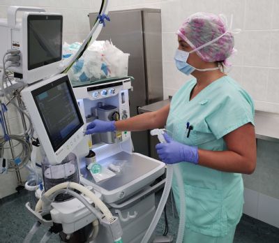 Vyšší spolehlivost i pokročilý monitoring pacienta při operacích. Nemocnice AGEL Říčany má nový anesteziologický přístroj, který zkvalitní úroveň poskytované péče
