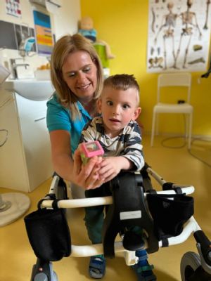 NADACE AGEL zakoupila tříletému Vašíkovi s DMO nové chodítko. S pokroky mu pomáhá fyzioterapeutka z Nemocnice AGEL Říčany