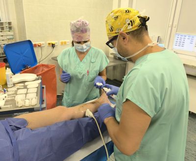 Jednodenní péče v Nemocnici AGEL Říčany je moderním řešením pro operace kolene i žil