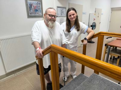Po zlomenině krčku stehenní kosti zvládá pan Jiří opět vyjít schody. Pomohla mu rehabilitace v Nemocnici AGEL Říčany