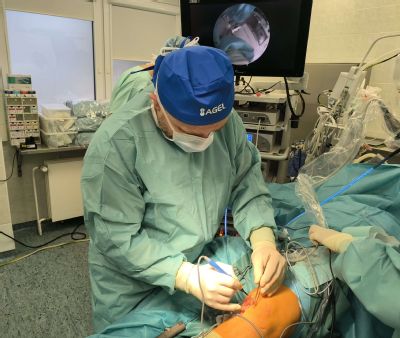 Nová naděje pro poškozená kolena: Revoluce v léčbě chrupavky bez umělých náhrad na sálech Nemocnice AGEL Říčany 